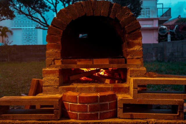 耐火レンガで作るピザ窯：本格ピザを自宅で楽しもう！